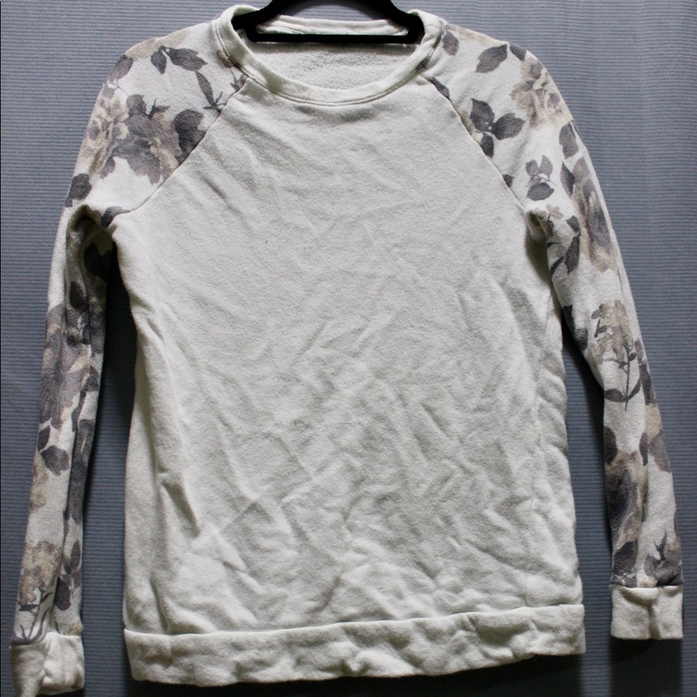 Flower sleeved sweater